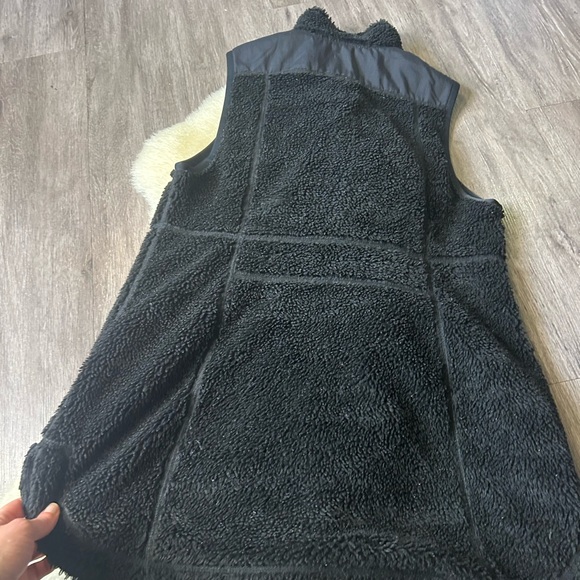 L.L. Bean Black Sherpa Fleece Vest with Zip Front - Picture 7 of 11